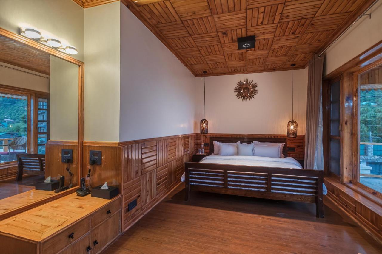 Saffronstays Monarch Manor, - Regal Mansion